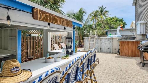 The Toasted Coconut-pool-bikes-grill-chic! in Marathon, USA