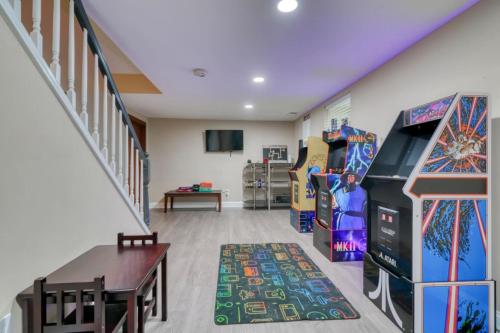 5 bedrooms with a gameroom in Baltimore, USA