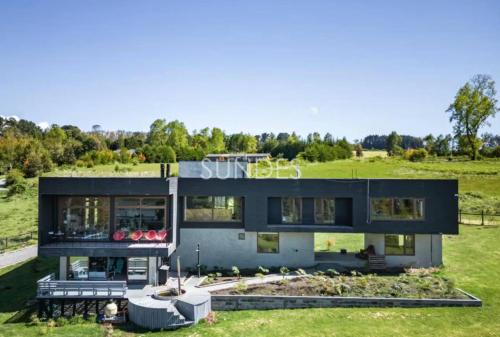 Hermoso alojamiento en el lago con piscina y playa en Panguipulli