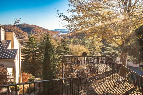 Fox Run Association, a VRI resort in Lake Lure, USA