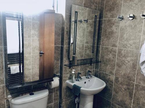Double Room with Shared Bathroom image 9