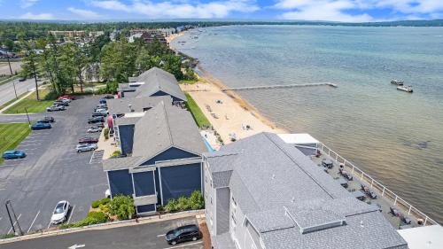 A Room with a View, EastBay Waterfront with Pool in Traverse City, USA