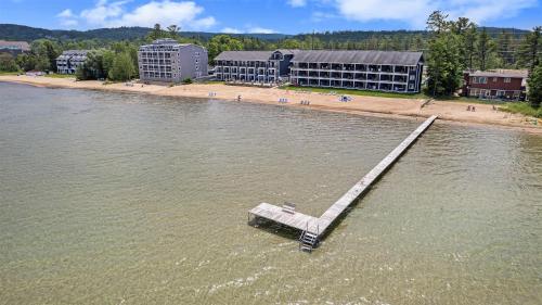 A Room with a View, EastBay Waterfront with Pool in Traverse City, USA