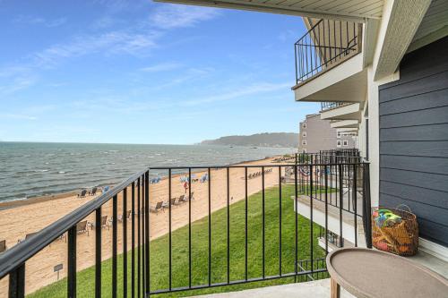 A Room with a View, EastBay Waterfront with Pool in Traverse City, USA