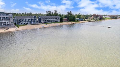 A Room with a View, EastBay Waterfront with Pool in Traverse City, USA