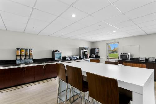 Clarion Suites Downtown Anchorage - image 10