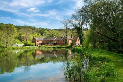Travel Fox Cottages- Swimming Lake, BBQ Hut, Games Area - Alton Towers