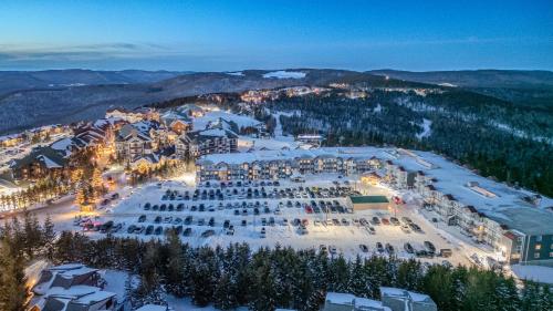 Exterior view, ML176 1st Floor Mountain View Wi-Fi Parking Next to Village and Slopes in Snowshoe (WV)