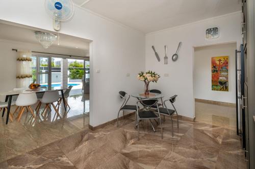 Villa Tropicale, 5 bed, private pool, 5 min beach