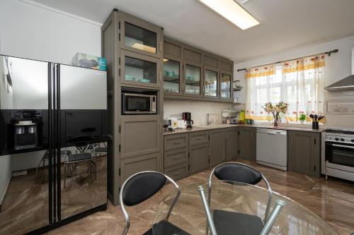 Villa Tropicale, 5 bed, private pool, 5 min beach