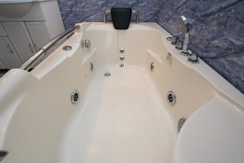 Villa Tropicale, 5 bed, private pool, 5 min beach