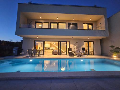 Chandra villa, stylish seaside stay with private salt 10 m pool - Location, gîte - Novigrad