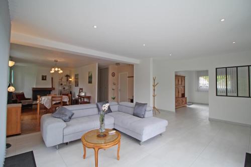 Dominant l'etang in Nieul