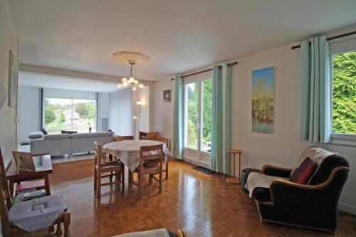 Dominant l'etang in Nieul