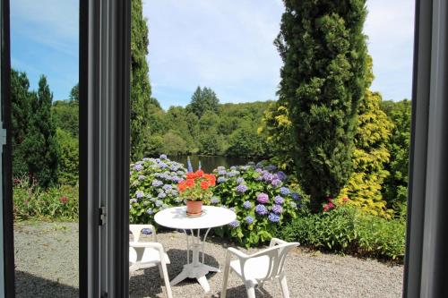 Dominant l'etang in Nieul