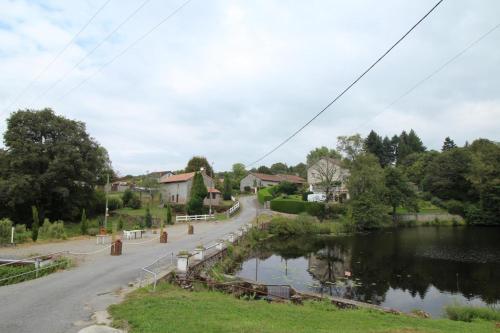 Dominant l'etang in Nieul