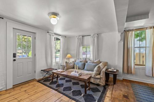 Kingston Cottage with Sauna near Stockade District in Kingston, USA