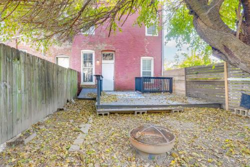 1 Mi to Dtwn Louisville Home with Deck and Fire Pit! in Louisville, USA