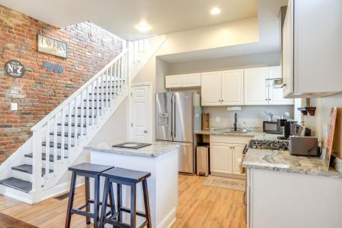 1 Mi to Dtwn Louisville Home with Deck and Fire Pit! in Louisville, USA