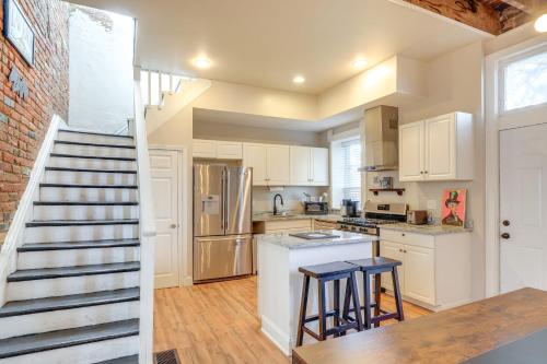 1 Mi to Dtwn Louisville Home with Deck and Fire Pit! in Louisville, USA