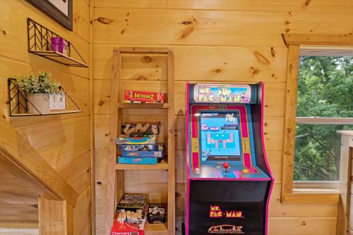 The Lazy Bee - Sevier, Indoor Pool, Hot Tub, Games! in Sevierville, USA