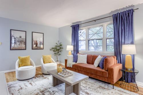 Central 4BD Home - Spacious Backyard & Fun Games