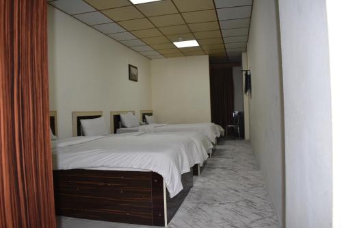 4 twin beds