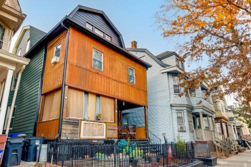 15 Mi to NYC Pet-Friendly Newark Apt