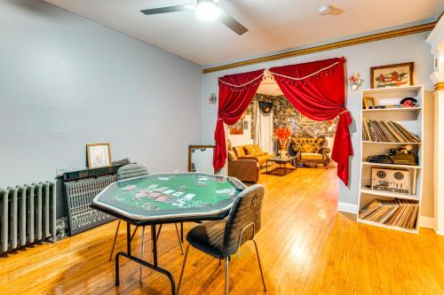 15 Mi to NYC Pet-Friendly Newark Apt in Newark, USA