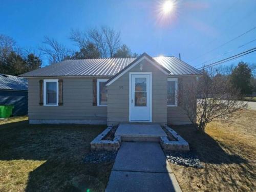 Cozy getaway 2BR near Mackinac Island Ferry Downtown Saint Ignace in Saint Ignace, USA