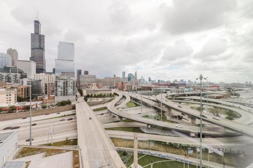 W Loop 2BR w Gym Pool in heart of Greektown CHI-540 in Chicago, USA