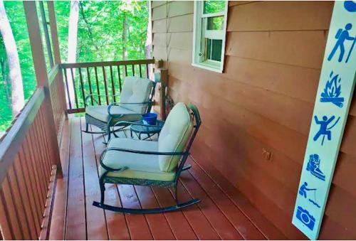 Trailseeker Cabin w King Bed Hot Tub at Red River Gorge Natural Bridge in Stanton, USA