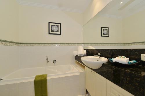 4 bedrooms, 5 beds