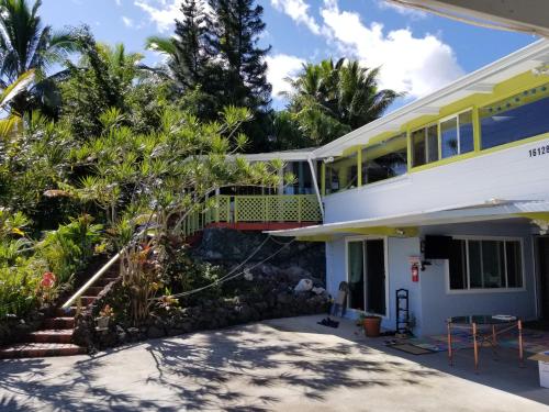 Fully renovated 4 bd with 2 master suits, 3 bth home in centralized location in Orchidlands Estates (HI)