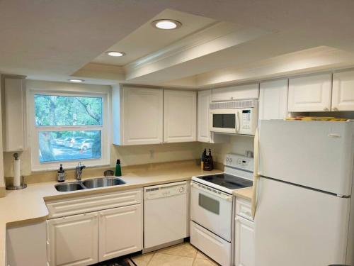 Siesta Harbor-Beach Access, Canal Views, Pool,Spa in Sarasota, USA