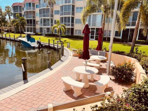 Siesta Harbor-Beach Access, Canal Views, Pool,Spa in Sarasota, USA