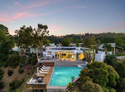 Hollywood Stunner- Pools, Views, Private, Luxury in Los Angeles, USA