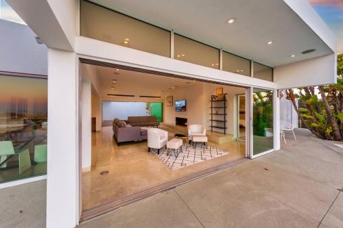 Hollywood Stunner- Pools, Views, Private, Luxury in Los Angeles, USA