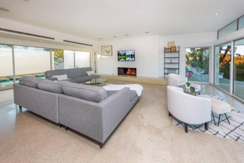 Hollywood Stunner- Pools, Views, Private, Luxury in Los Angeles, USA