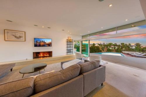 Hollywood Stunner- Pools, Views, Private, Luxury in Los Angeles, USA