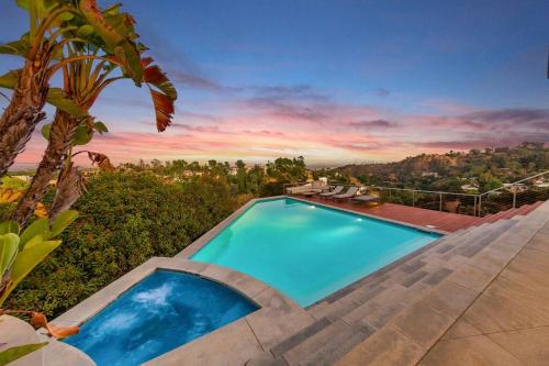 Hollywood Stunner- Pools, Views, Private, Luxury in Los Angeles, USA
