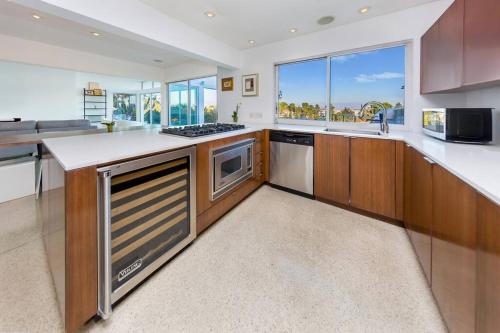 Hollywood Stunner- Pools, Views, Private, Luxury in Los Angeles, USA
