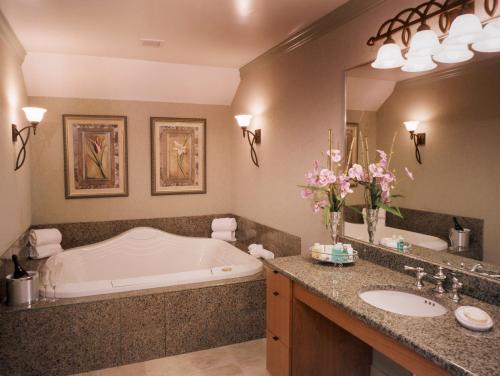 Club level, Presidential Suite, 1 King, City view, Low floor