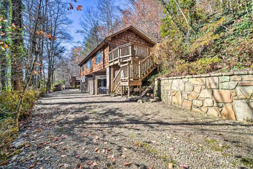 Hot Tub and Deck Quiet Sevierville Cabin in Sevierville, USA