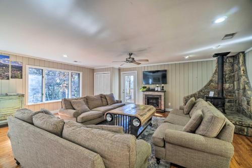 Hot Tub and Deck Quiet Sevierville Cabin in Sevierville, USA