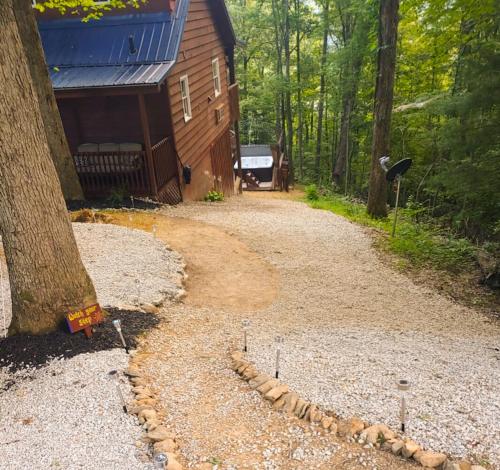Trailseeker Cabin w King Bed Hot Tub at Red River Gorge Natural Bridge detail
