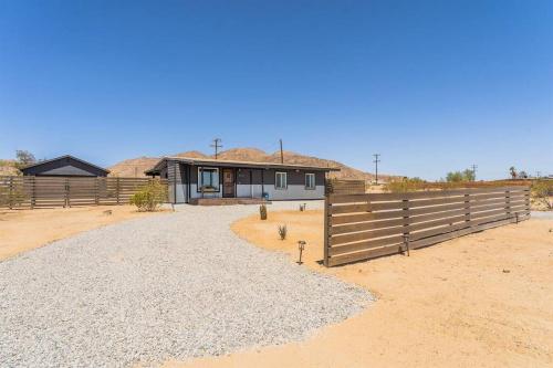 Desert Escape Climbing Wall, Hammocks & Hot Tub15 Min to Joshua Tree Park