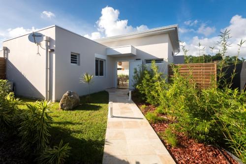 Entrance, Lagon Paradis - 6 Villas individuelles avec Piscine ou Jacuzzi - Loc Voiture Cabriolet ou SUV in Saint-Felix