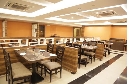 Restaurant, Rangalaya Royal Hotel in Vellore
