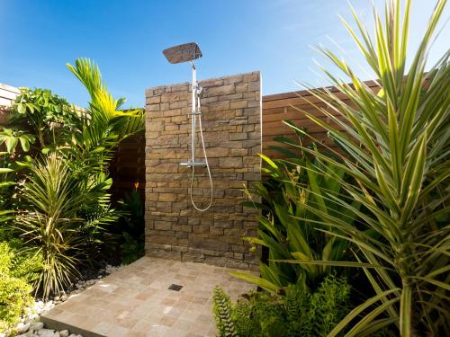 Shower, Lagon Paradis - 6 Villas individuelles avec Piscine ou Jacuzzi - Loc Voiture Cabriolet ou SUV in Saint-Felix
